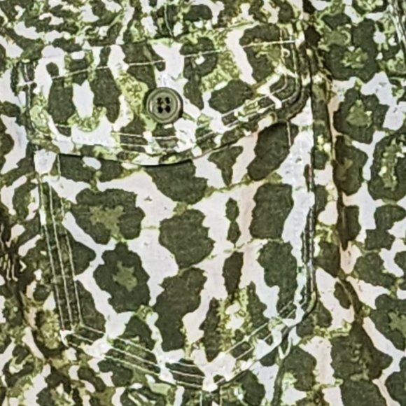 Nearly New Foxcroft size 14 petite Green and White Cotton Animal Print Blouse - Picture 16 of 16